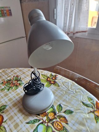 Flexo de escritorio gris y negro
