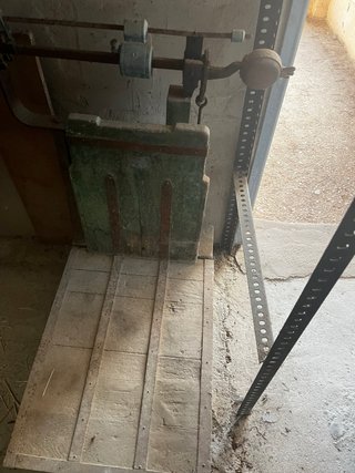 Hormigonera y báscula romana  entrega en mano