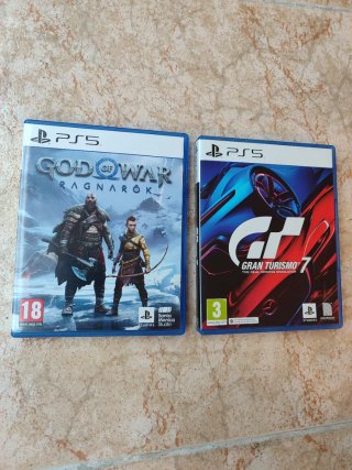 2 Giochi PS5: God of War Ragnarök e GT7