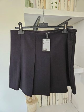 Minigonna H&M nera a pieghe larghe taglia 42