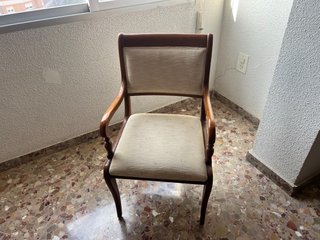 Sillón de madera tapizado beige