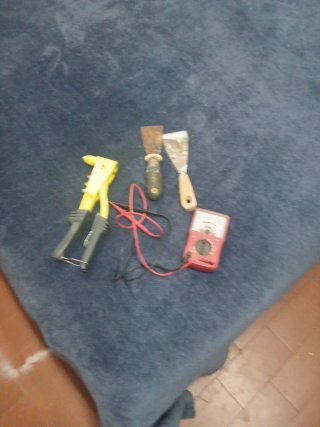 Conjunto de ferramentas: rebitador, espátulas e mu