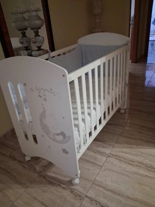 Cuna de bebé blanca con diseño infantil