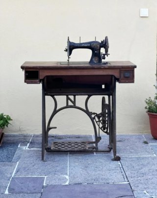 Máquina de coser antigua Naumann