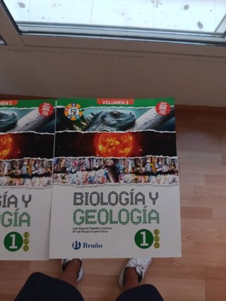 Libros de biografía y geología 1 de la eso