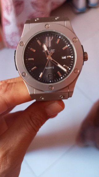 Reloj negro y plateado.