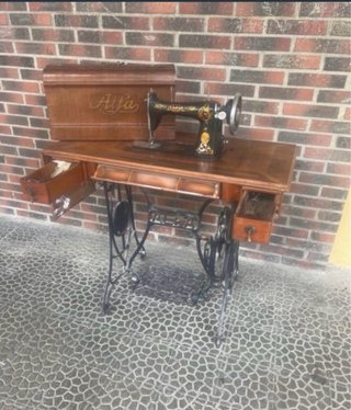 Máquina de coser Alfa antigua