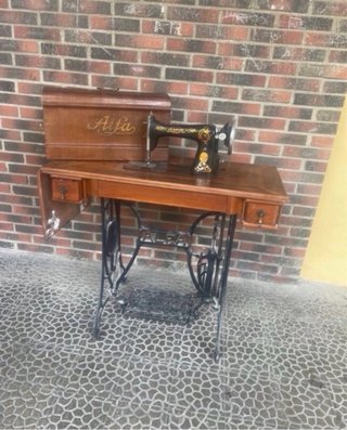 Máquina de coser Alfa antigua