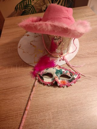 Sombrero rosa y antifaz de fiesta