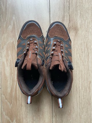 Botas de montaña marrones