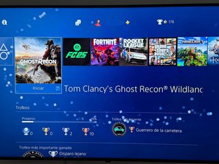 Playstation 4 de 1TB + 2 mandos + 5 juegos