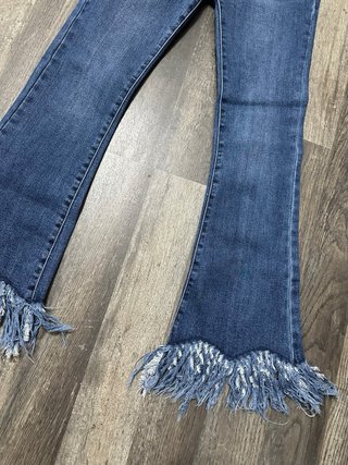 Pantalones vaqueros campana con flecos
