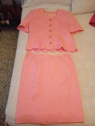 Traje de chaqueta y falda rosa