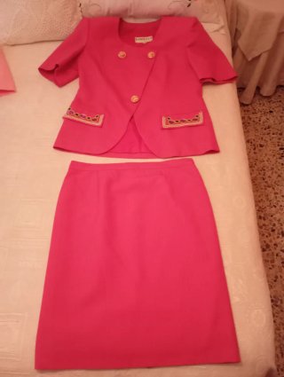 Traje de chaqueta y falda rosa