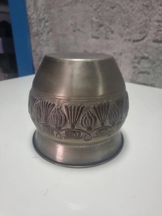Macetero Vintage de Metal Repujado