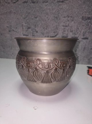 Macetero Vintage de Metal Repujado