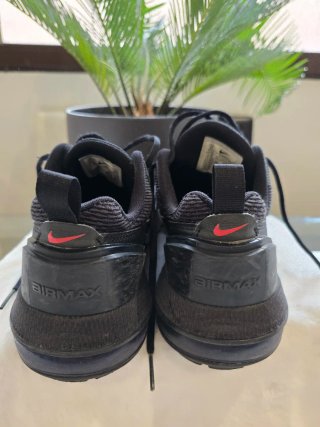 Zapatillas Nike Negras y Rojas