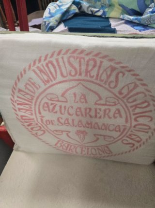 Silla rústica verde con cojín estampado