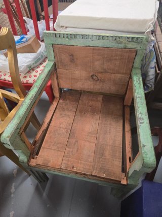 Silla rústica verde con cojín estampado