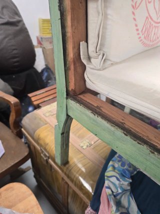 Silla rústica verde con cojín estampado