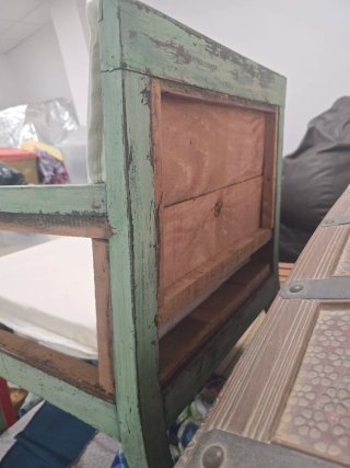 Silla rústica verde con cojín estampado