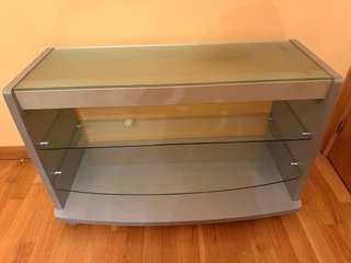 Mesa de TV moderna con cristal