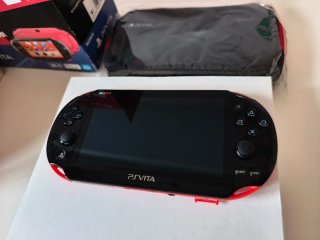 PS Vita Giappone Rosso Wi-Fi + 16GB