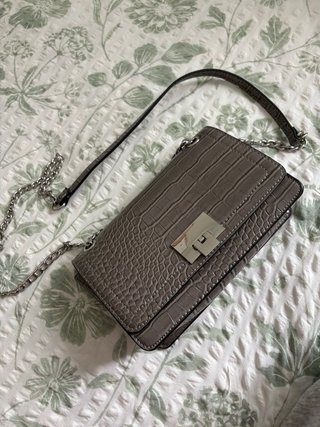 Bolso pequeño gris con cadena