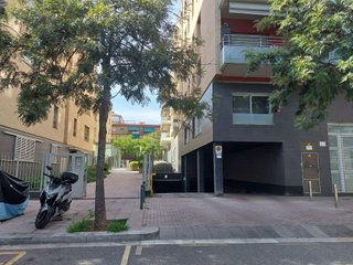 Garaje en venta en Porta en Barcelona
