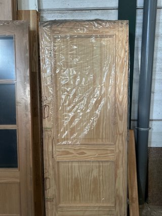 Puerta de madera de entrada