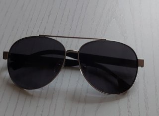 Gafas de sol aviador negras y plateadas