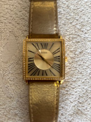Reloj Guess Dorado Cuadrado Piel