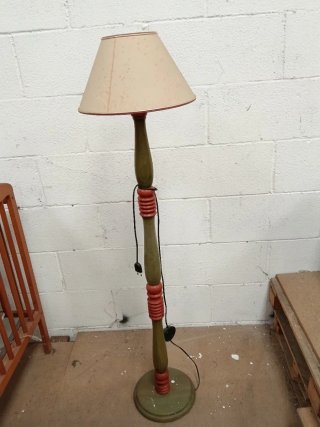 Lámpara de pie de madera