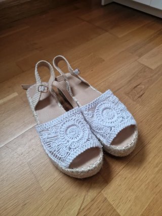 Sandalias con detalle de encaje