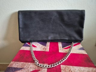 Pochette nera con tracolla metallica