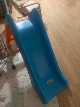 Tobogán infantil azul y naranja