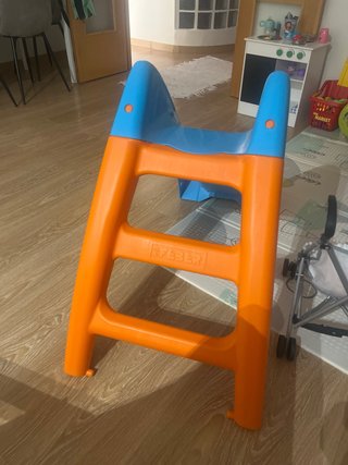 Tobogán infantil azul y naranja