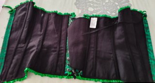 Corpiño negro y verde con volantes