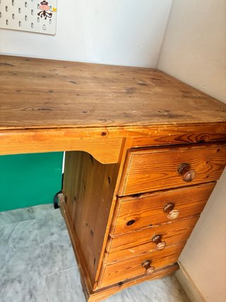 Tavolo da scrivania in legno con cassetti