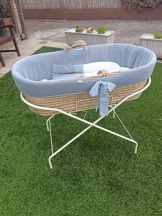 Moisés de mimbre con soporte
