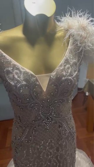 Vestido de fiesta beige y plateado
