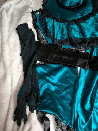Disfraz de época verde y negro