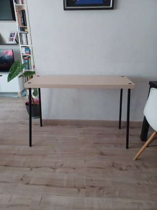 Mesa auxiliar beige y negra