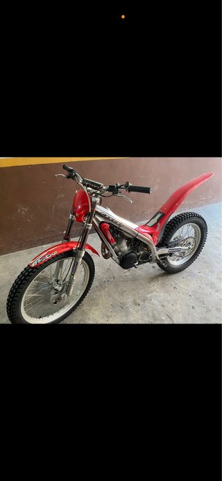 Moto de Trial Roja y Plata
