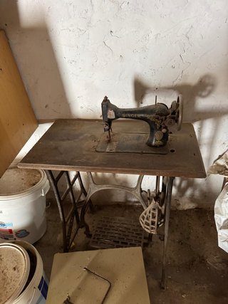 Máquina de coser Singer antigua con mueble
