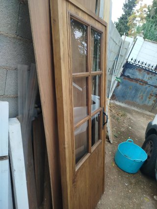 Puerta madera maciza con cristal