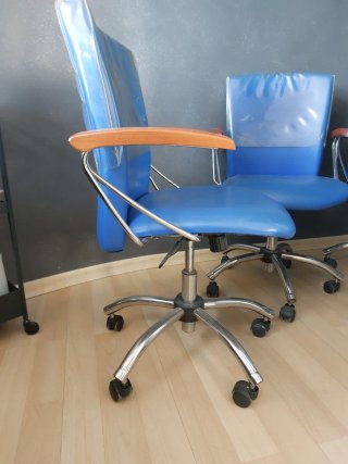 Sillones azules con ruedas y regulables