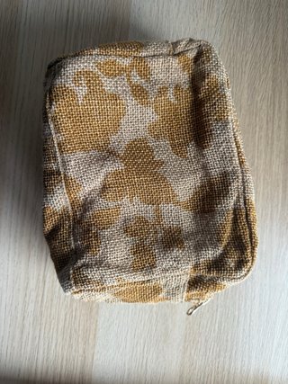 Neceser Sezane floral beige y amarillo