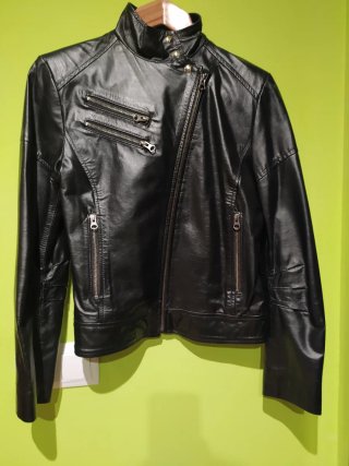 Cazadora de cuero negra