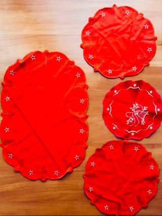 Set 4 Centrotavola Natalizi Rossi Ricamati